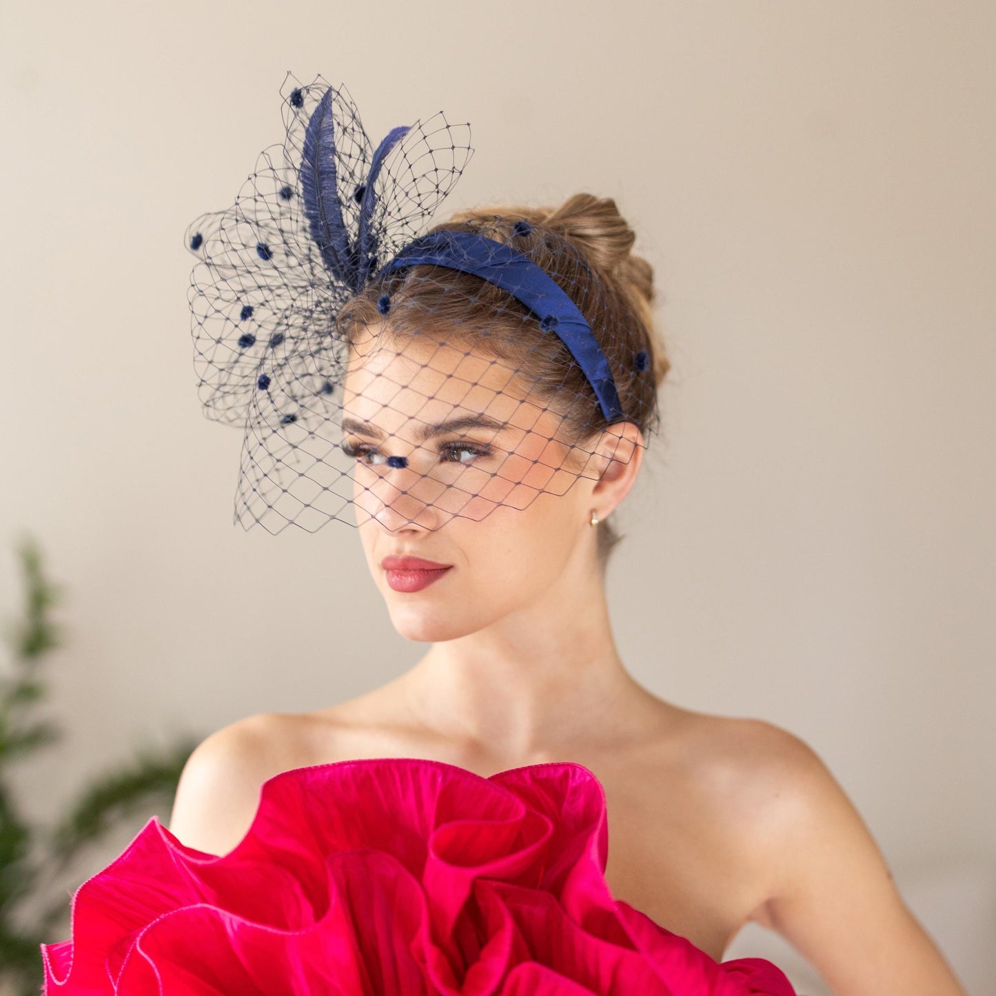 Glamouröses Federstirnband mit Vogelkäfig für Hochzeitsgäste, Gala-Kopfschmuck mit Vogelkäfig auf breitem marineblauem Satinstirnband