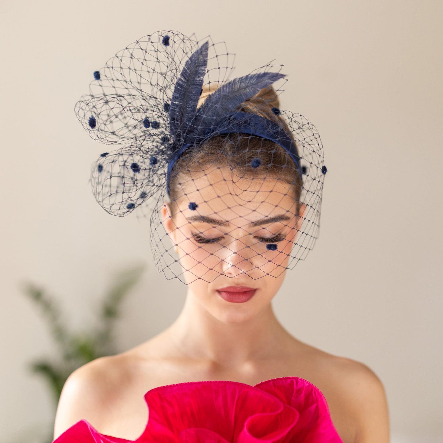 Glamouröses Federstirnband mit Vogelkäfig für Hochzeitsgäste, Gala-Kopfschmuck mit Vogelkäfig auf breitem marineblauem Satinstirnband