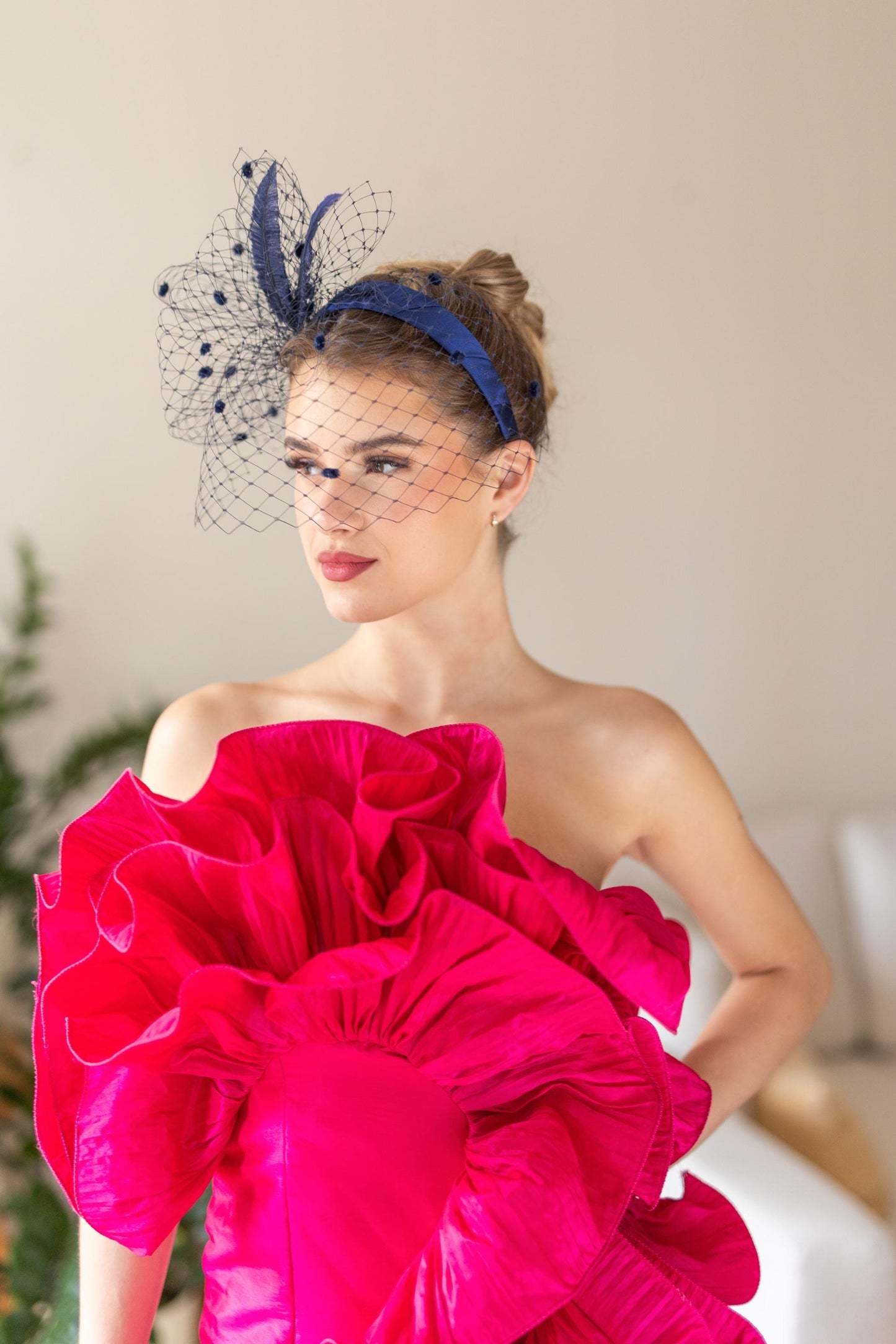 Glamouröses Federstirnband mit Vogelkäfig für Hochzeitsgäste, Gala-Kopfschmuck mit Vogelkäfig auf breitem marineblauem Satinstirnband