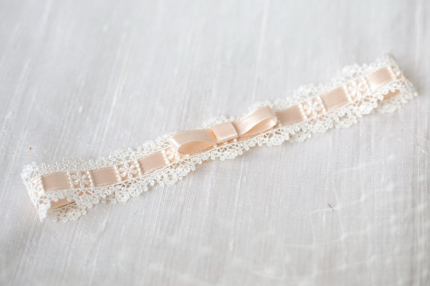 Floral lace garter interwoven with peach satin ribbon, peach bow garter for a bride, bridal ivory garter with peach bow, interwoven garter