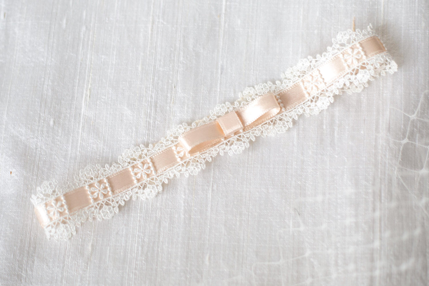 Floral lace garter interwoven with peach satin ribbon, peach bow garter for a bride, bridal ivory garter with peach bow, interwoven garter