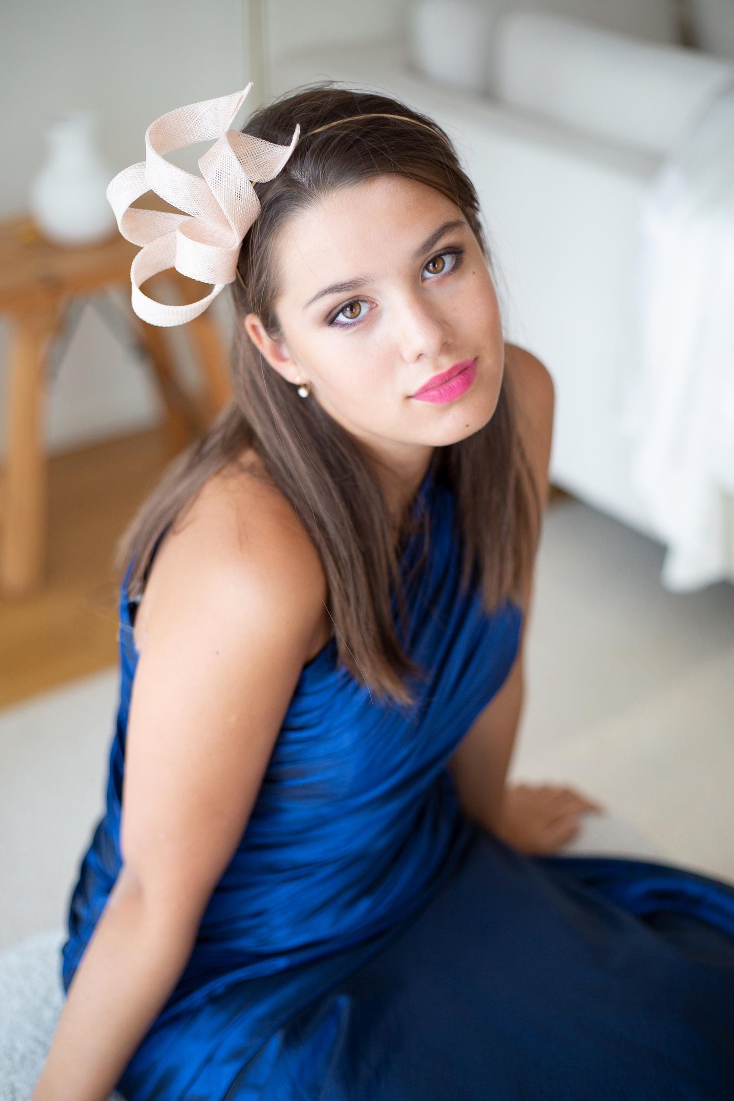 Fascinator mit blassrosa Schleife und Wirbeln für besondere Anlässe, Fascinator für Hochzeitsgäste in Puderrosa, formeller Kopfschmuck für Frauen, Couture-Kopfschmuck für Millinery