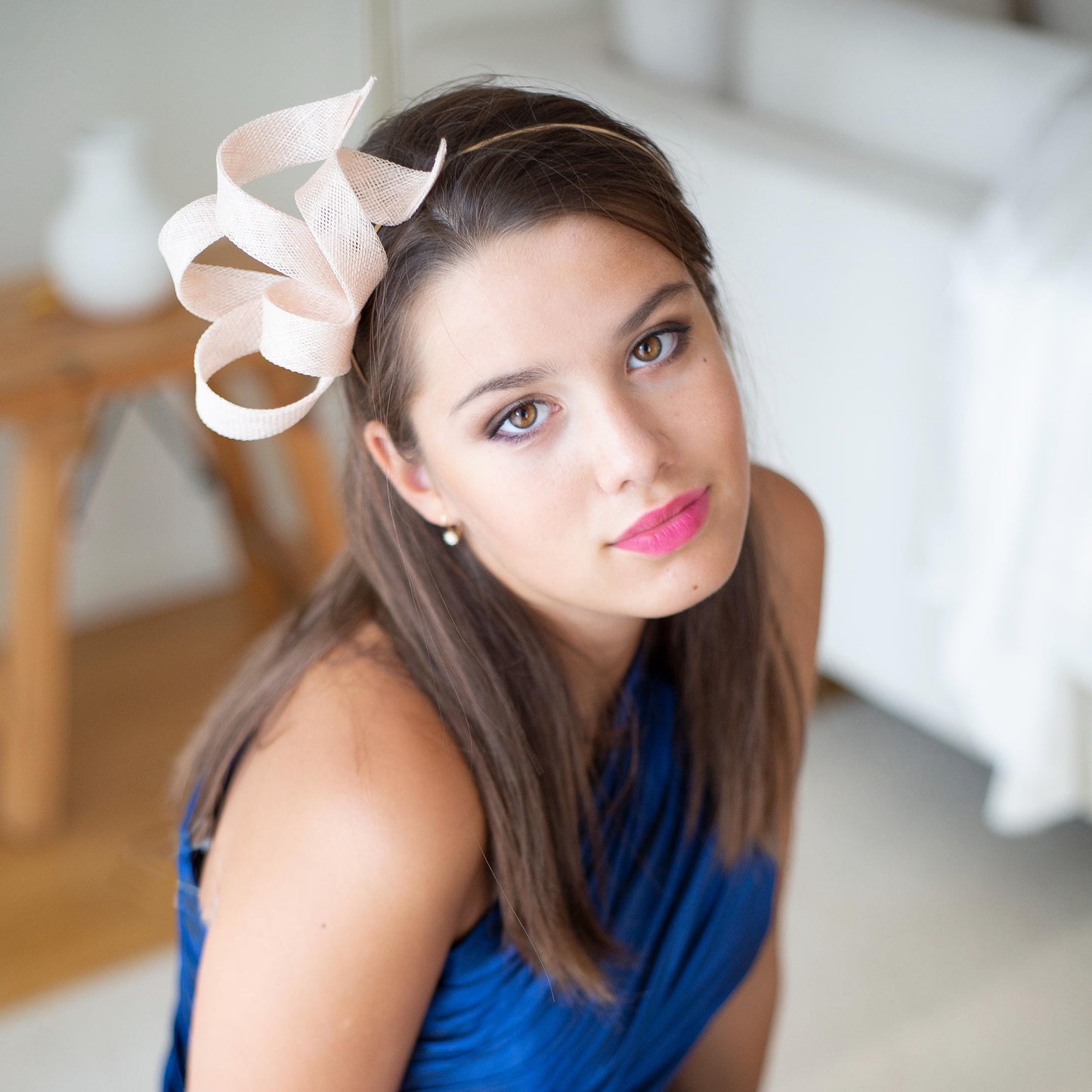 Fascinator mit blassrosa Schleife und Wirbeln für besondere Anlässe, Fascinator für Hochzeitsgäste in Puderrosa, formeller Kopfschmuck für Frauen, Couture-Kopfschmuck für Millinery