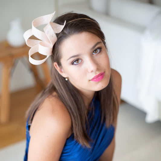 Fascinator mit blassrosa Schleife und Wirbeln für besondere Anlässe, Fascinator für Hochzeitsgäste in Puderrosa, formeller Kopfschmuck für Frauen, Couture-Kopfschmuck für Millinery