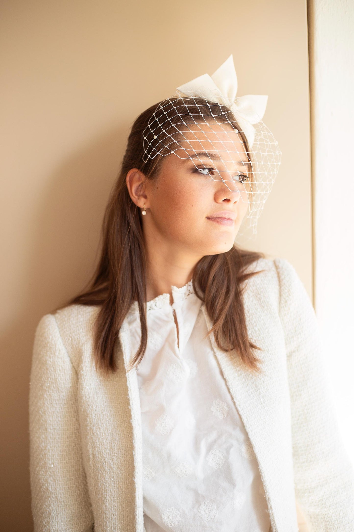 Brautschleife mit Perlenvogelkäfig für die Standesamtbraut, Femininer Statement-Schleife-Fascinator mit verstreutem Perlenschleier, kurze Schleierschleife