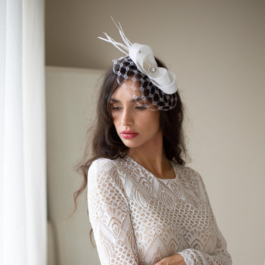 Braut-Fascinator mit Vintage-Schleier, seltener Vintage-Vogelkäfig mit Kopfschmuck für eine Braut, weißer Federn-Fascinator mit Strasssteinen in der Mitte