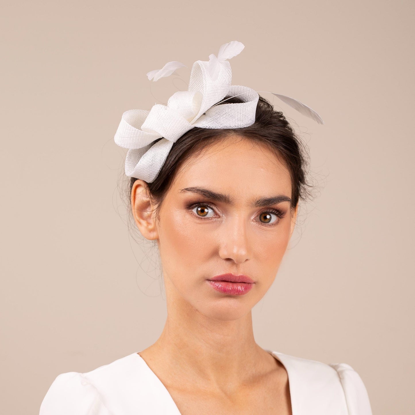 Brautschleife Fascinator mit langen Federn, Hochzeitsfeder Haarschmuck für eine Braut, eleganter formeller Feder Kopfschmuck, Damen Schleife Fascinator