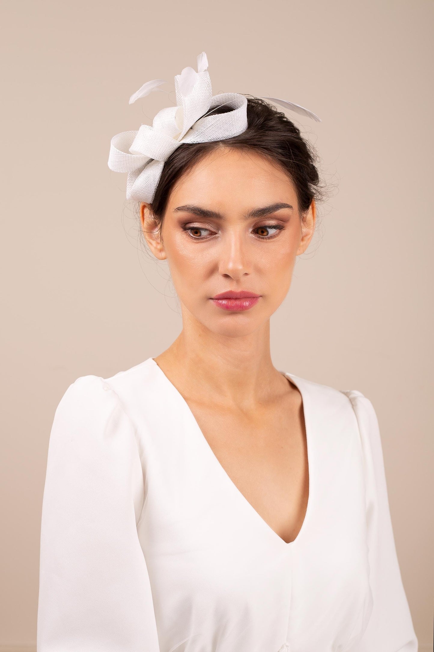 Brautschleife Fascinator mit langen Federn, Hochzeitsfeder Haarschmuck für eine Braut, eleganter formeller Feder Kopfschmuck, Damen Schleife Fascinator