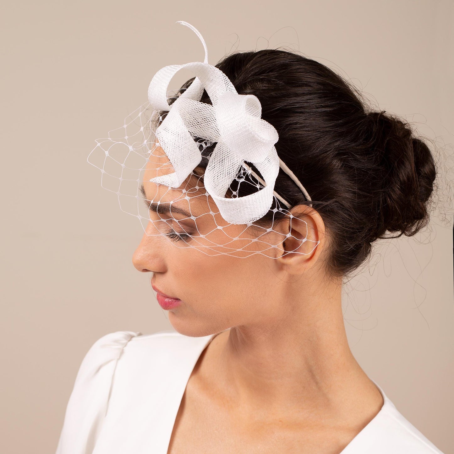 Hochzeits-Fascinator mit Schleier in Elfenbein, Braut-Kopfschmuck aus Elfenbein auf einem bequemen Doppelstirnband, skulpturaler Schleifen-Fascinator mit Schleier