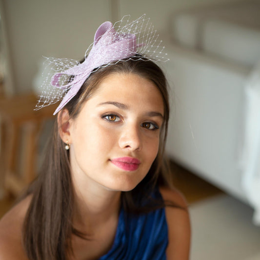 Lila Fascinator für Hochzeitsgäste mit Netz auf bequemem handgemachtem Stirnband, blasser Lavendel-Kopfschmuck für Hochzeitsgäste, Fascinator mit Schleife für Frauen