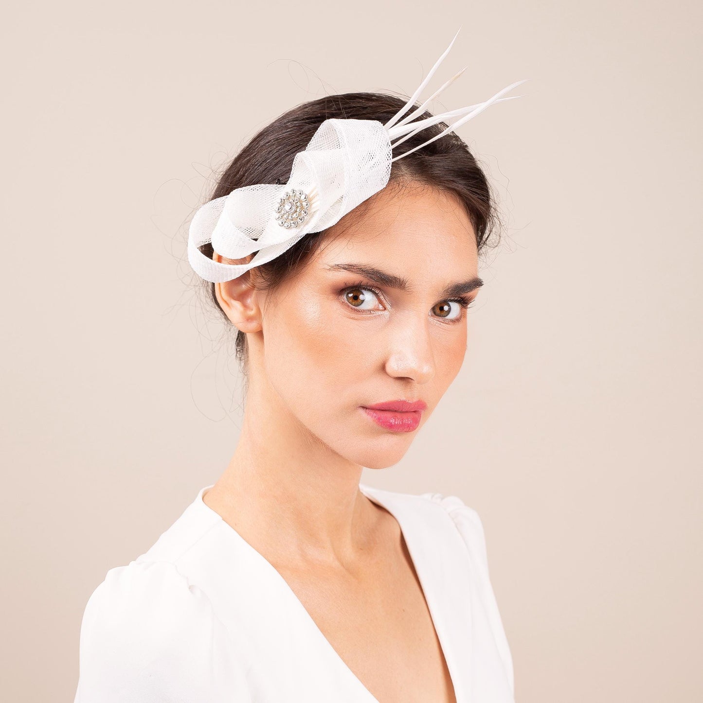 Braut-Fascinator mit langen Federn und Strasssteinen in der Mitte, eleganter Kopfschmuck mit Strasssteinen für die Braut, formeller Kopfschmuck für die Hochzeit