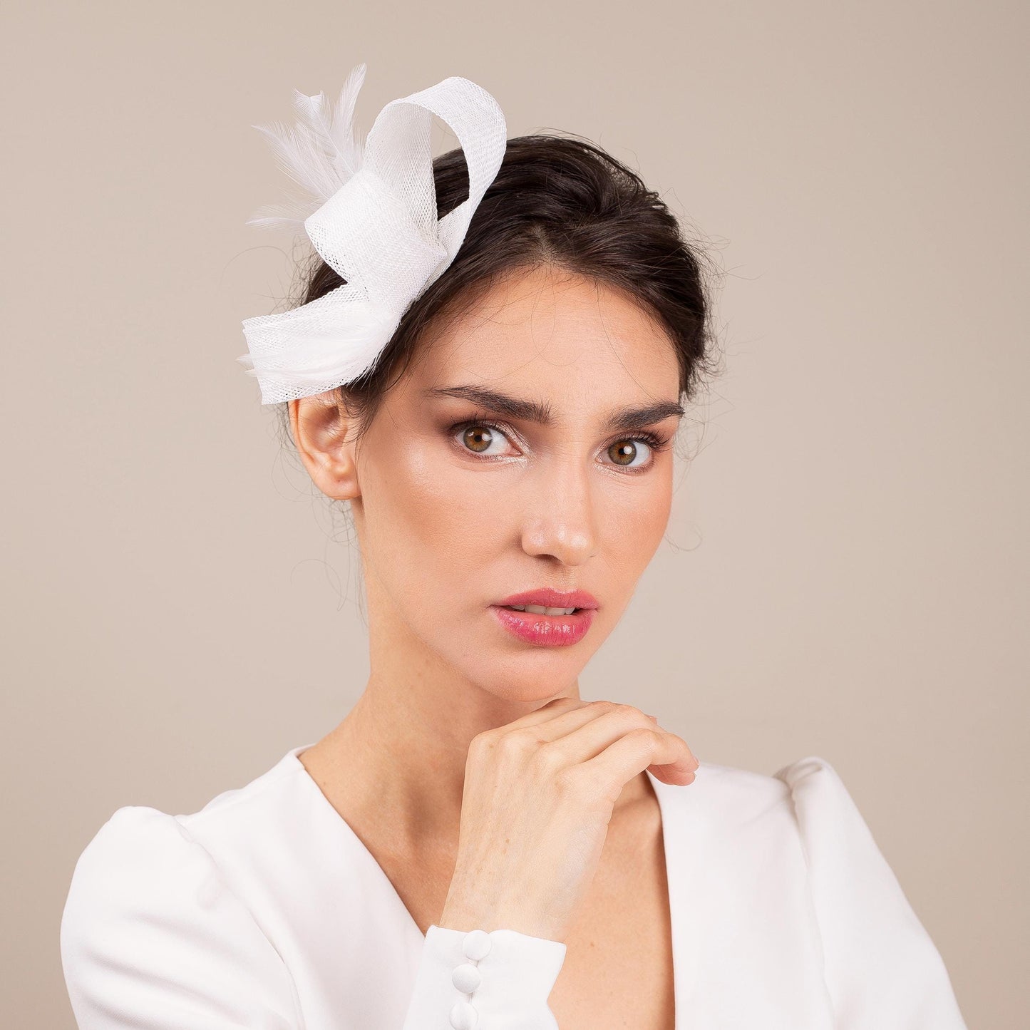 Feminine wedding headpiece with feathers, white feather fascinator, formal headpiece for bride, wedding hair accessory