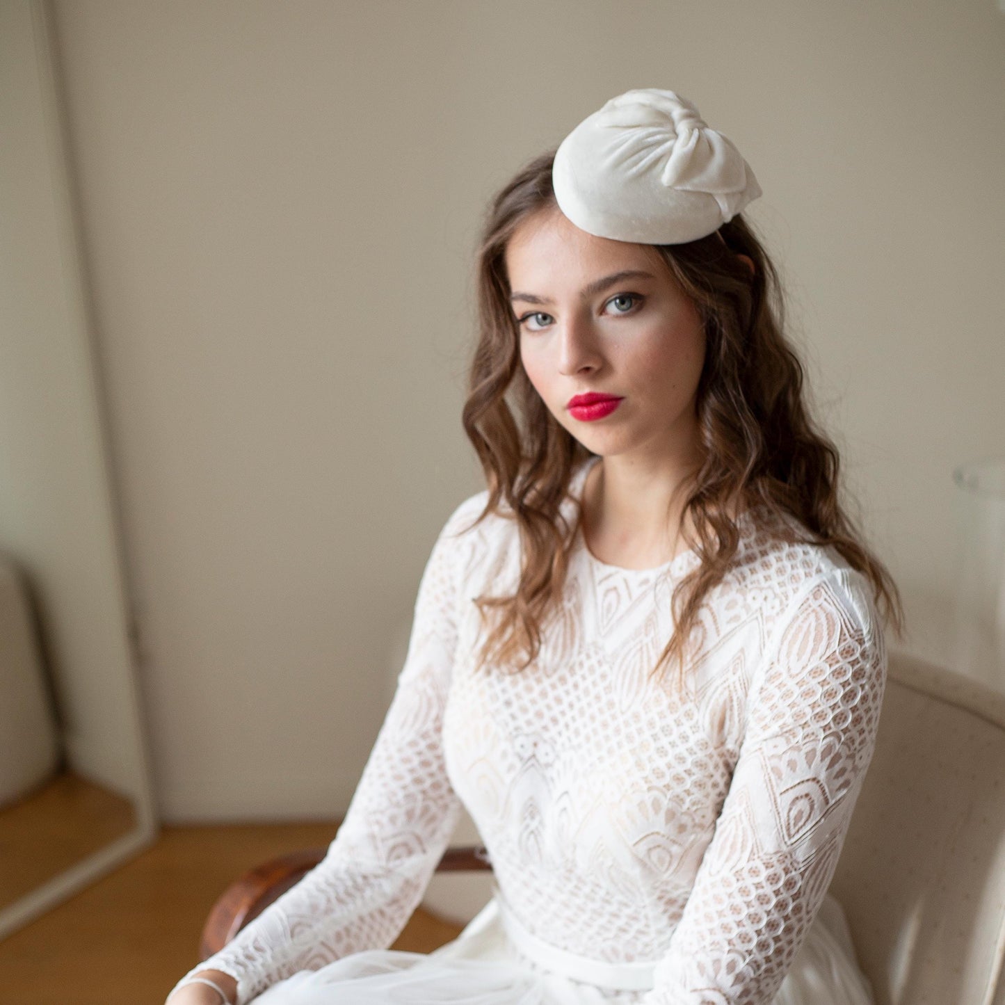 Bridal Velvet Hat with Bow, Wedding Ivory Velvet Pillbox, Velvet Fascinator for Bride, Wedding guest Silk Velvet Pillbox