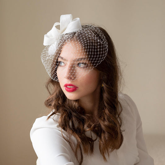 Weißer Hochzeits-Vogelkäfig mit Schleifen-Kopfschmuck, weißer Fascinator mit Schleife, formeller Kopfschmuck für eine Braut, elegantes Haar-Accessoire für die Hochzeit