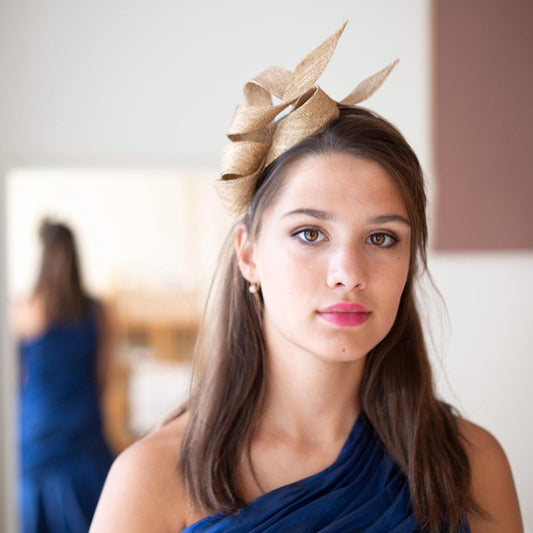 Fascinator mit Hochzeitsschleife in Wunschfarbe, Fascinator für Hochzeitsgäste, Fascinator für die Mutter der Braut, elegantes Kopfstück auf handgefertigtem Doppelstirnband