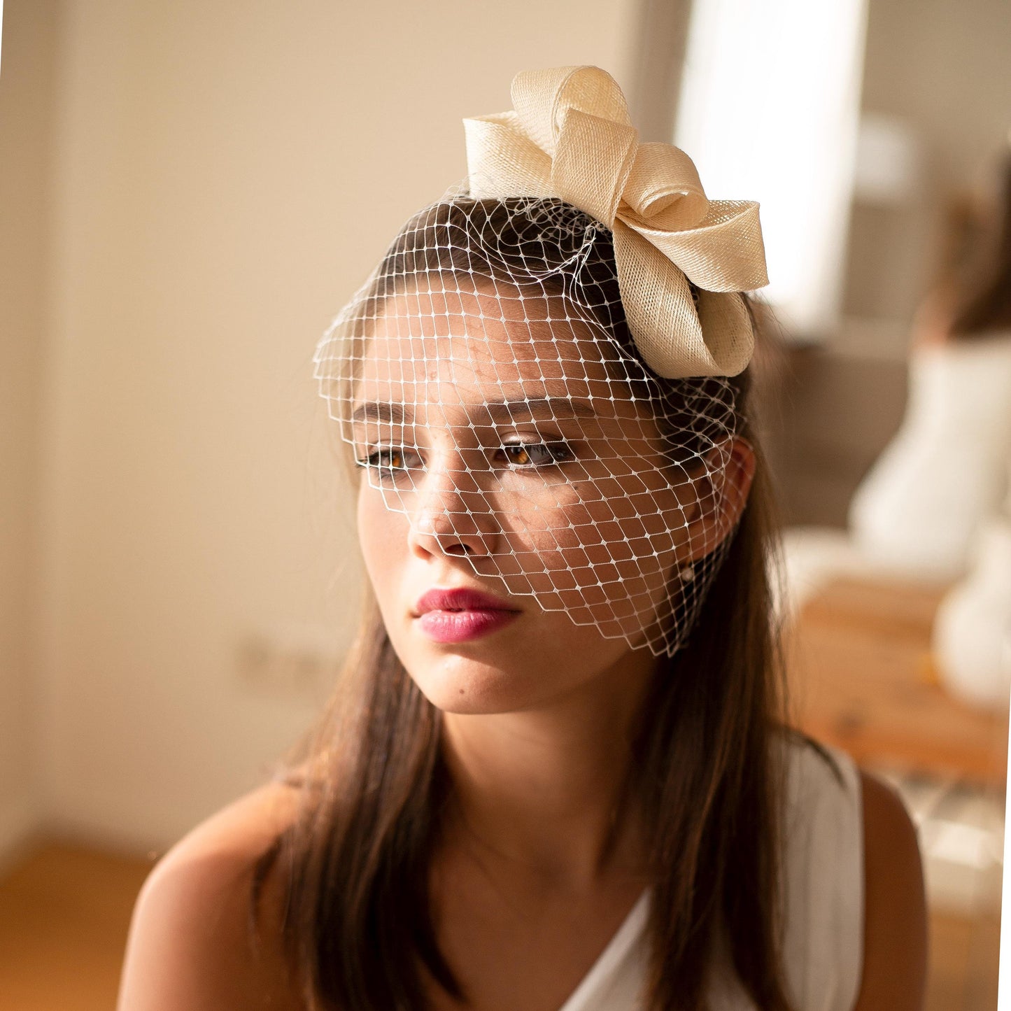 Brautschleifen-Fascinator mit Vogelkäfigschleier in Cremefarbe, Hochzeits-Vogelkäfig mit Millinery-Fascinator, elegantes Schleifen-Kopfstück mit Schleier