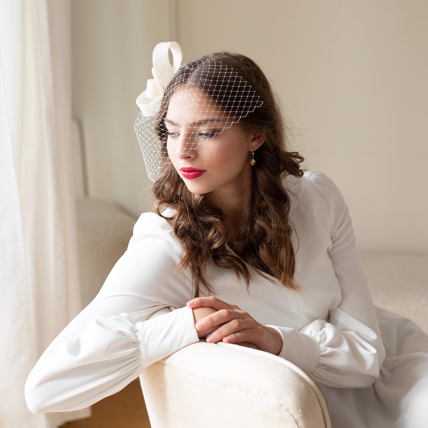 Dezenter Braut-Fascinator mit Vogelkäfigschleier, minimalistisches formelles Kopfstück mit Vogelkäfig, weißer Fascinator-Netzschleier für Hochzeitsanlässe