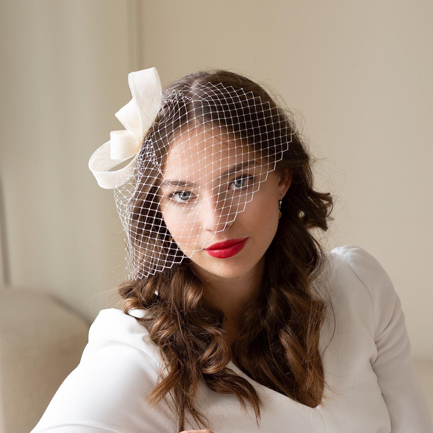 Dezenter Braut-Fascinator mit Vogelkäfigschleier, minimalistisches formelles Kopfstück mit Vogelkäfig, weißer Fascinator-Netzschleier für Hochzeitsanlässe