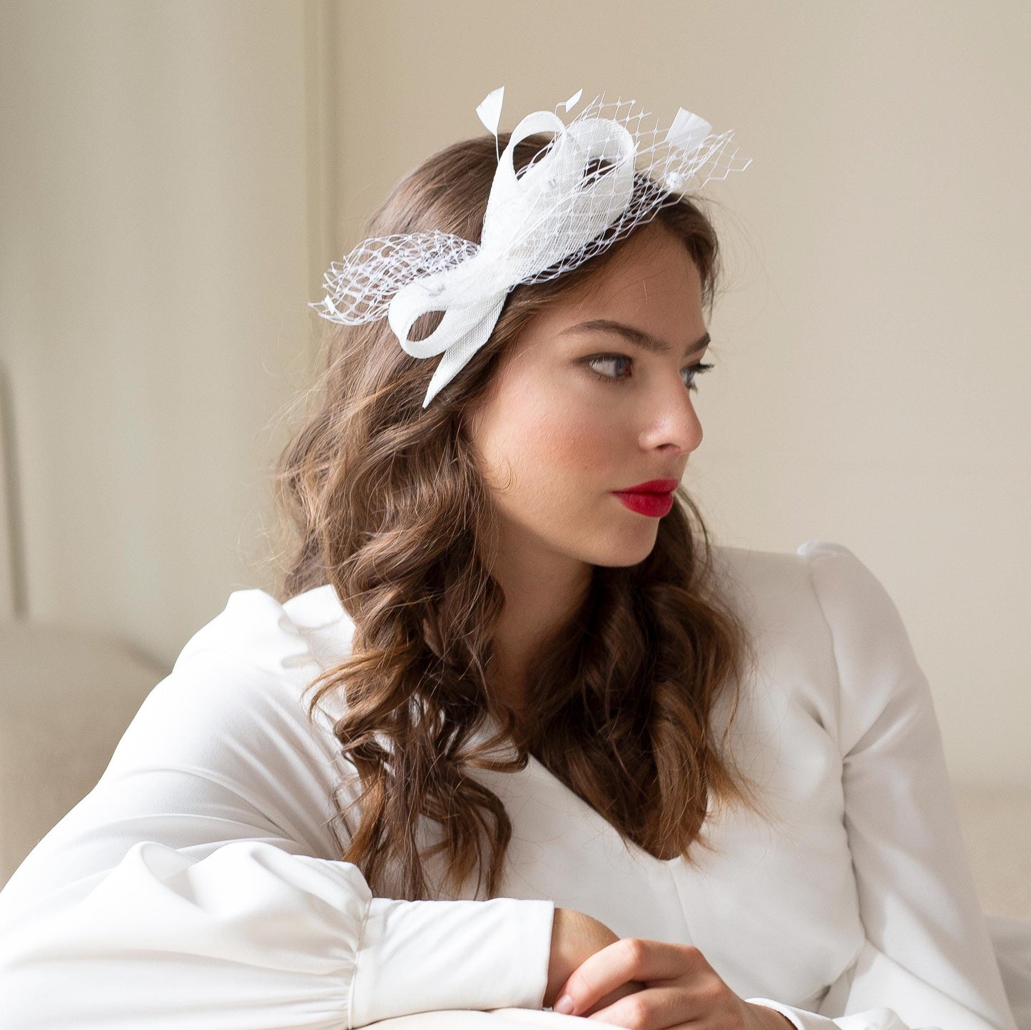 Braut-Fascinator mit Schleife und zartem Netz-Akzent, weißes Feder-Hochzeits-Kopfstück, formeller Fascinator für Hochzeitsgäste