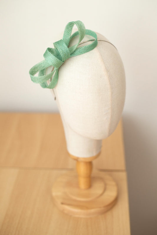 Mintfarbener Fascinator auf Stirnband für Hochzeitsgäste, Stirnband für Brautjungfern, Kopfschmuck für formelle Anlässe in mintgrünem Haar-Accessoire