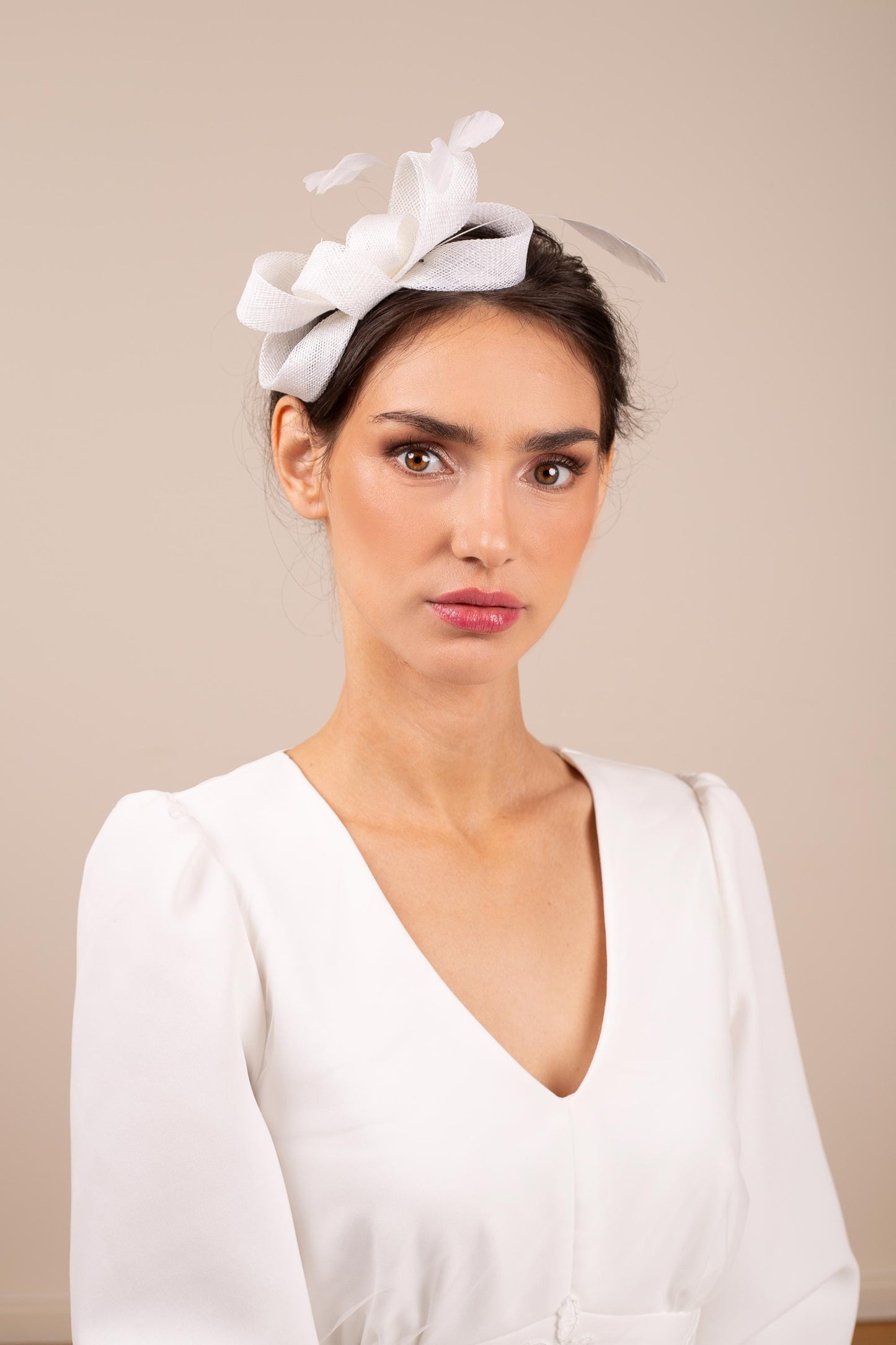 Brautschleife Fascinator mit langen Federn, Hochzeitsfeder Haarschmuck für eine Braut, eleganter formeller Feder Kopfschmuck, Damen Schleife Fascinator