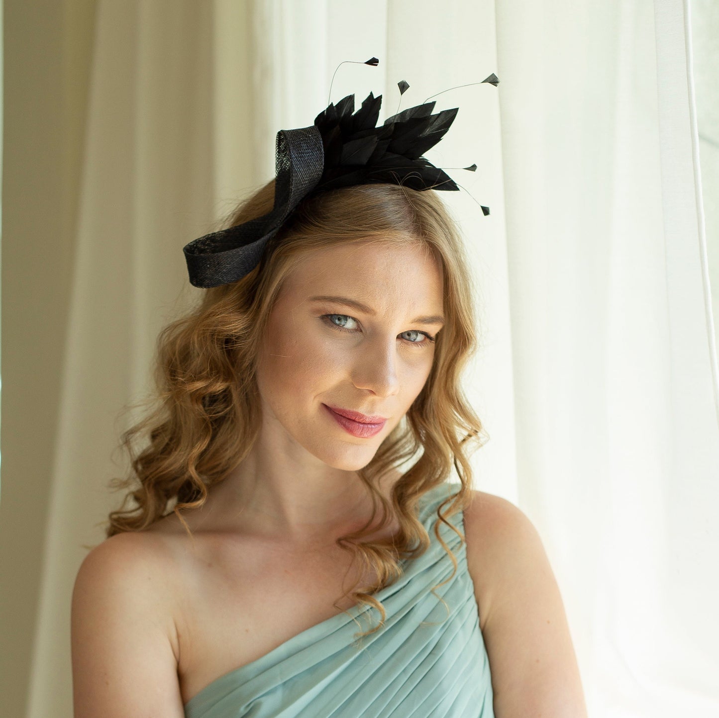 Moderner Fascinator mit Federkrone, Federkopfschmuck für Hochzeitsgäste oder die Mutter der Braut in Sonderfarben, Damen-Fascinator für elegante Mama