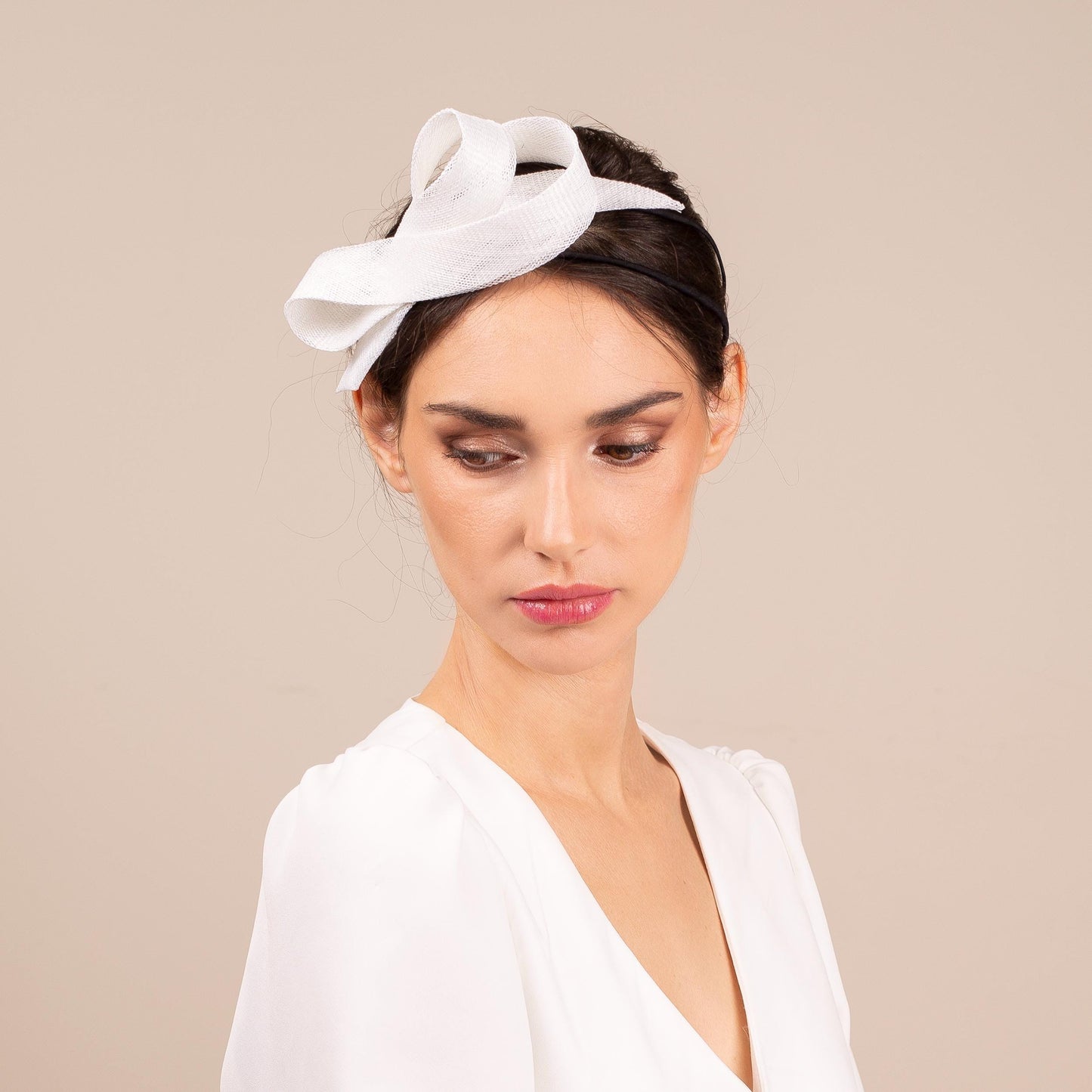 Braut-Fascinator mit Schleife auf bequemem Haarband, eleganter formeller Kopfschmuck für die Braut, Fascinator für besondere Anlässe