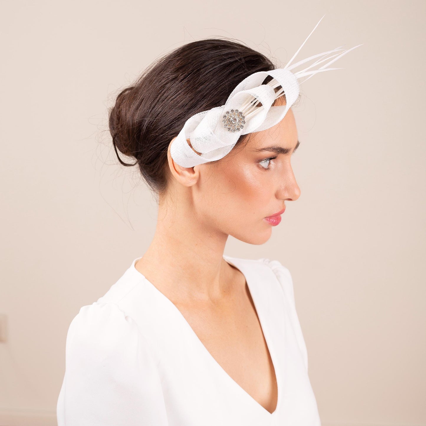 Braut-Fascinator mit langen Federn und Strasssteinen in der Mitte, eleganter Kopfschmuck mit Strasssteinen für die Braut, formeller Kopfschmuck für die Hochzeit