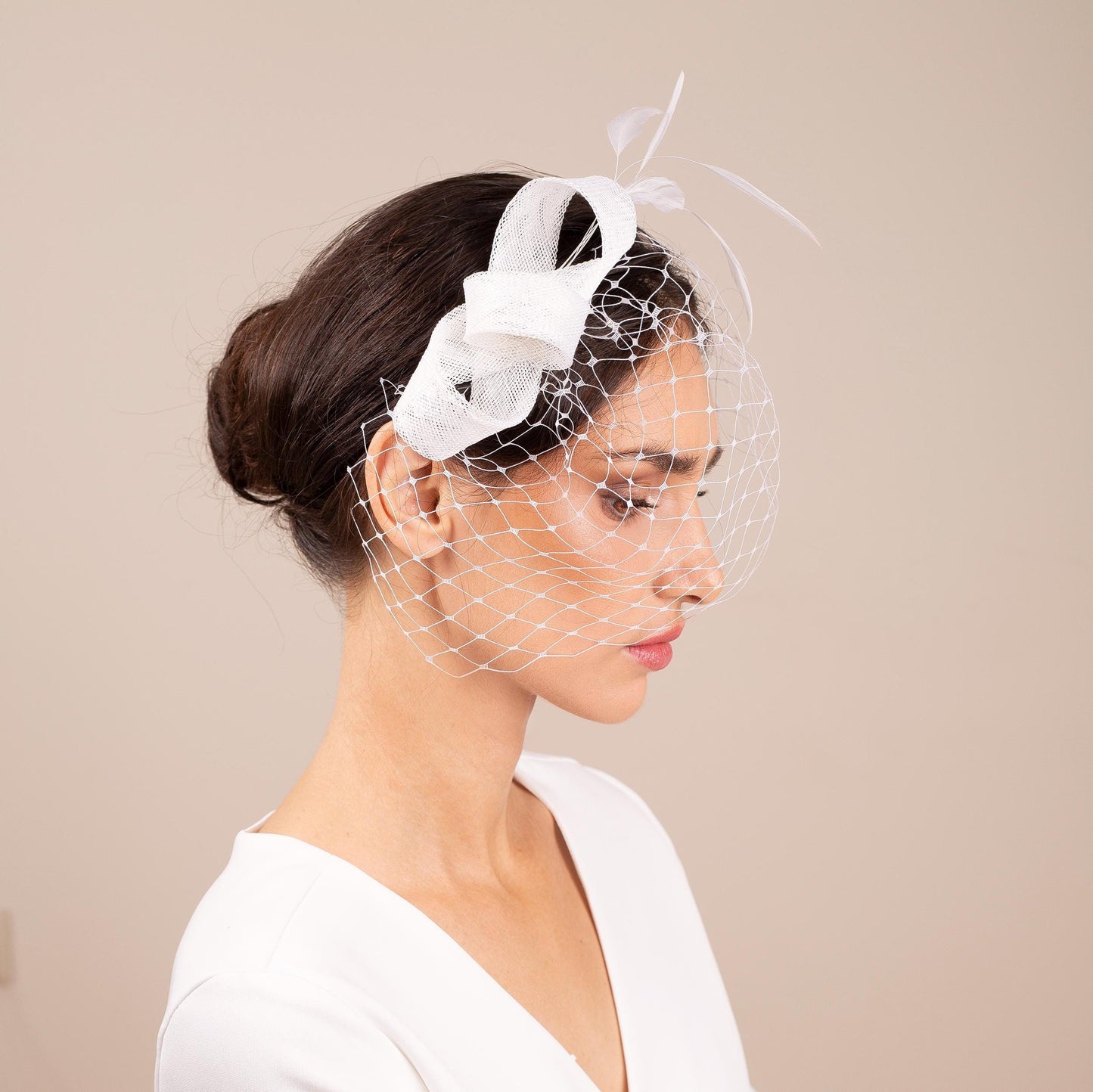 Hochzeitsfeder-Kopfschmuck mit kurzem Vogelkäfigschleier in Weiß, Damen-Fascinator in Schleifenform, elegante Schleifenfrisur mit kurzem Gesichtsschleier