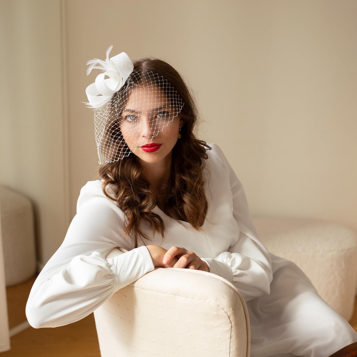 Elegant wedding feather fascinator with birdcage veil, White feather headpiece, modern millinery wedding fascinator