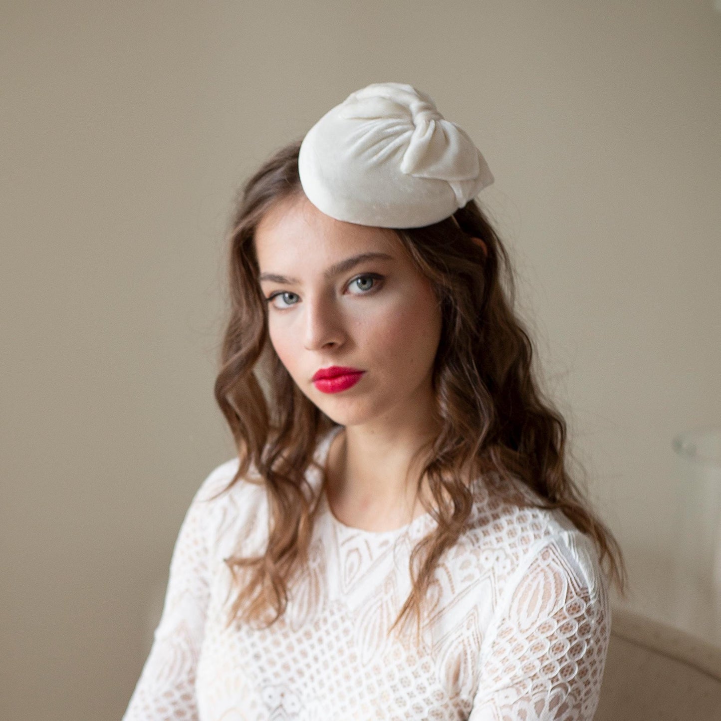 Bridal Velvet Hat with Bow, Wedding Ivory Velvet Pillbox, Velvet Fascinator for Bride, Wedding guest Silk Velvet Pillbox