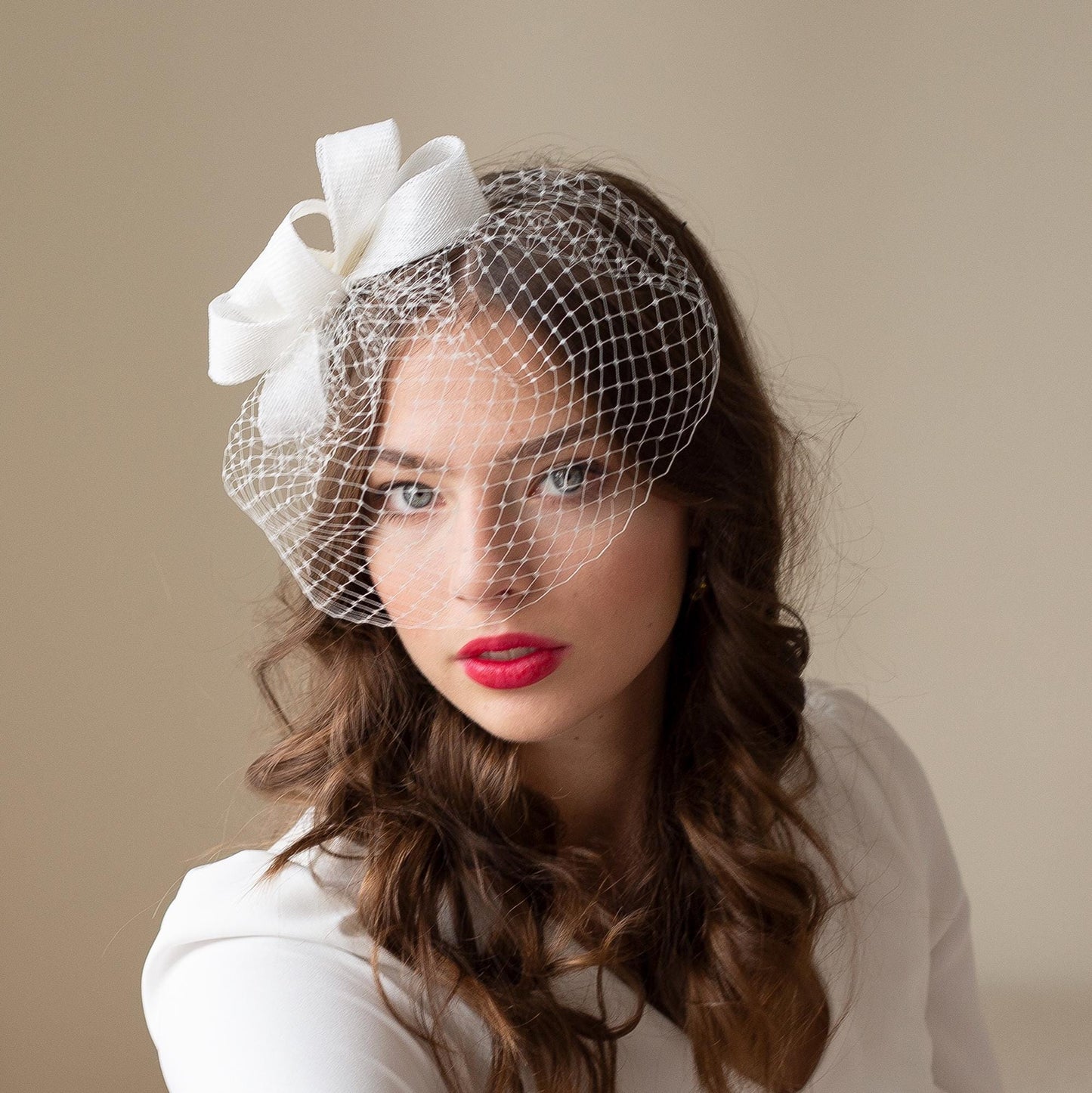 Weißer Hochzeits-Vogelkäfig mit Schleifen-Kopfschmuck, weißer Fascinator mit Schleife, formeller Kopfschmuck für eine Braut, elegantes Haar-Accessoire für die Hochzeit