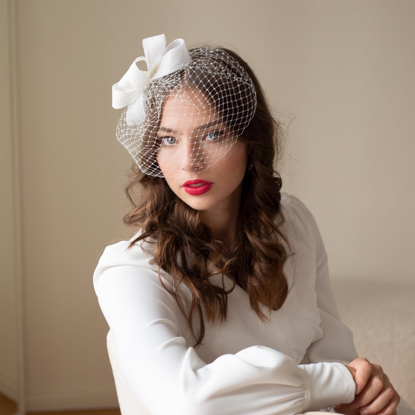 Weißer Hochzeits-Vogelkäfig mit Schleifen-Kopfschmuck, weißer Fascinator mit Schleife, formeller Kopfschmuck für eine Braut, elegantes Haar-Accessoire für die Hochzeit