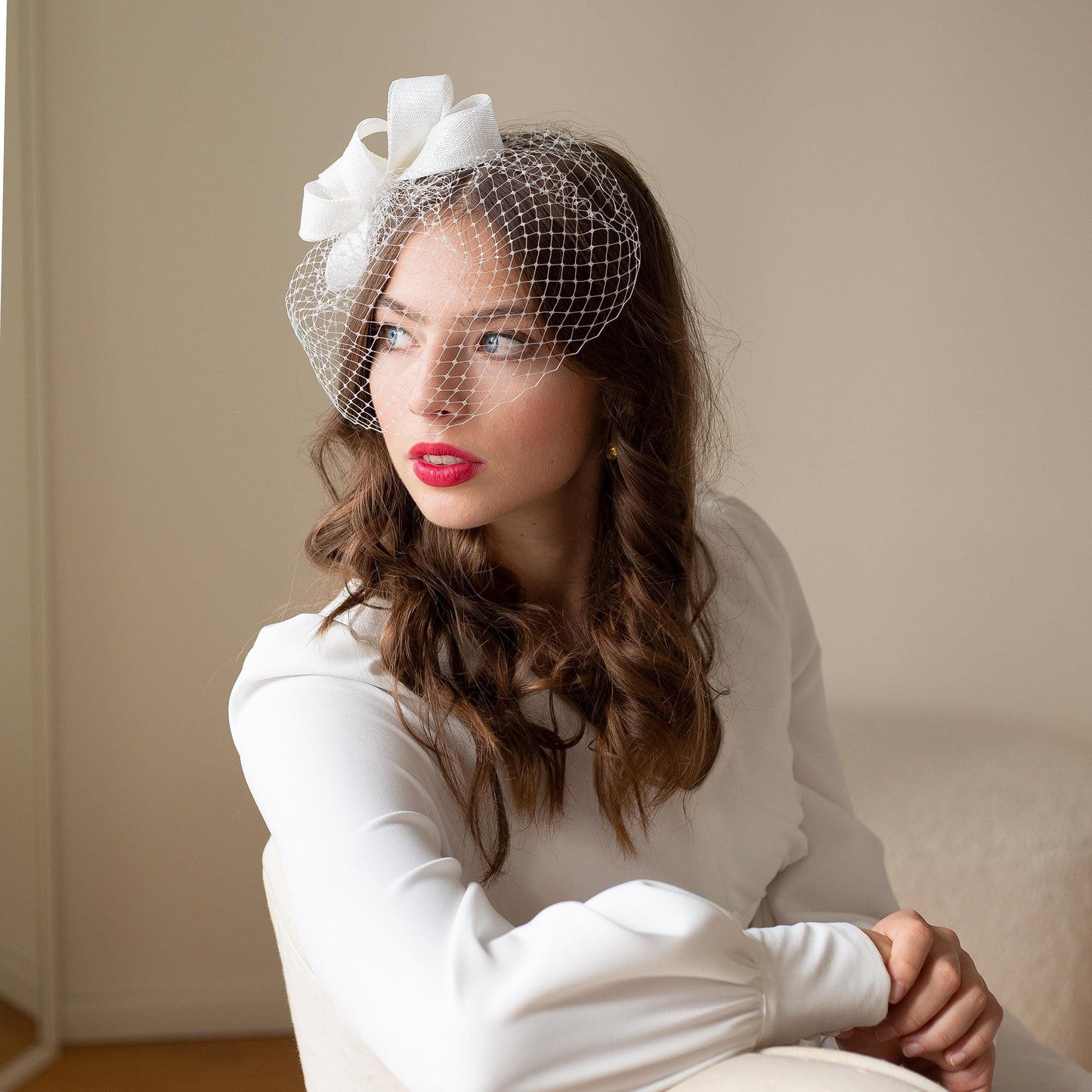 Weißer Hochzeits-Vogelkäfig mit Schleifen-Kopfschmuck, weißer Fascinator mit Schleife, formeller Kopfschmuck für eine Braut, elegantes Haar-Accessoire für die Hochzeit