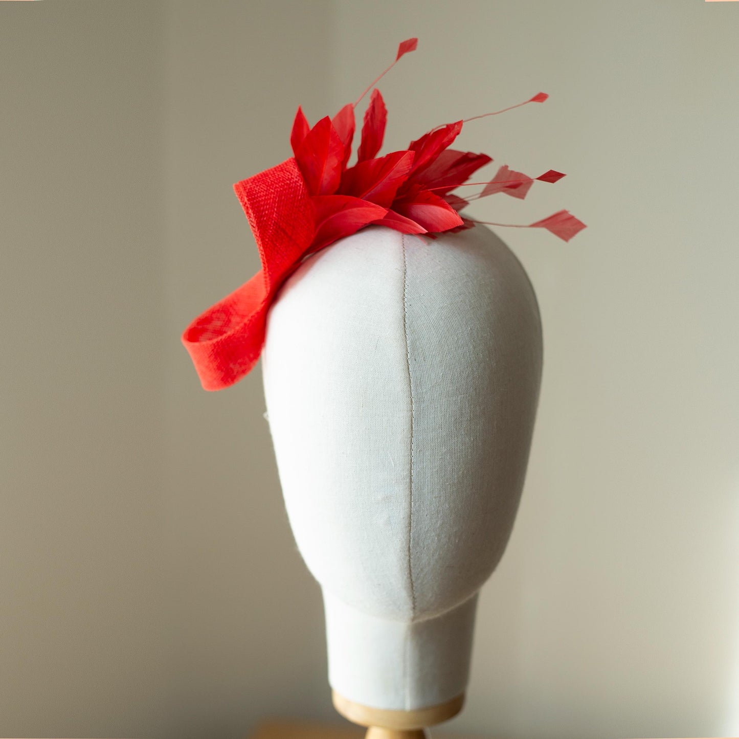 Mohnroter Fascinator mit Federn, elegantes formelles Kopfstück für Weihnachtsfeiern, Hochzeiten, besondere Anlässe oder als Haar-Accessoire für formelle Veranstaltungen