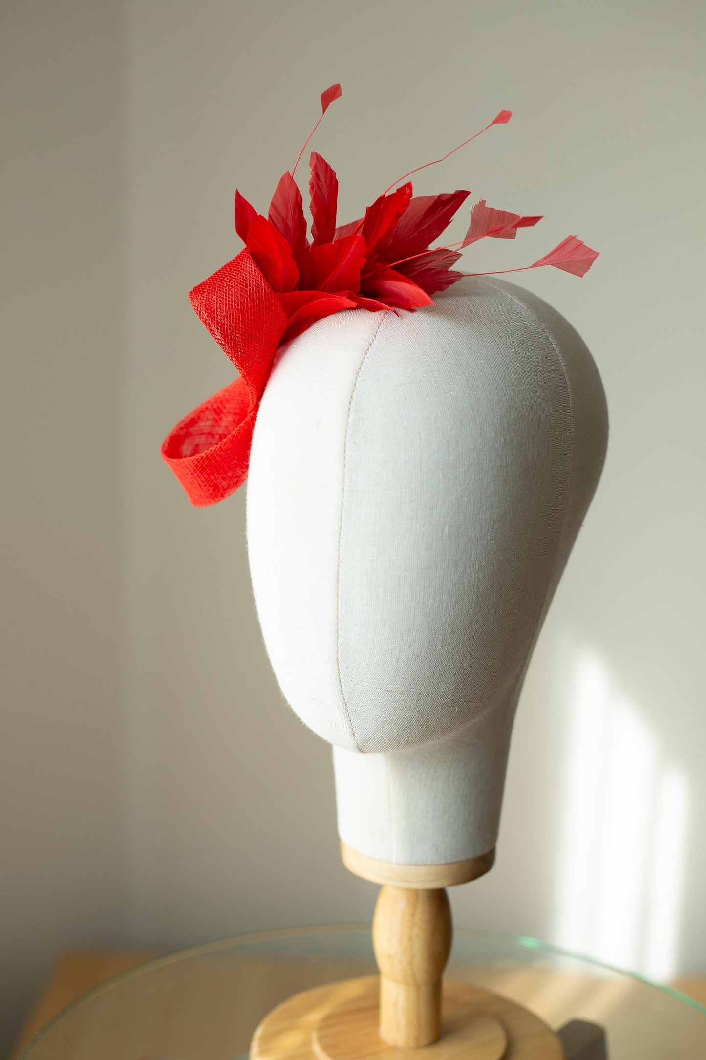 Mohnroter Fascinator mit Federn, elegantes formelles Kopfstück für Weihnachtsfeiern, Hochzeiten, besondere Anlässe oder als Haar-Accessoire für formelle Veranstaltungen