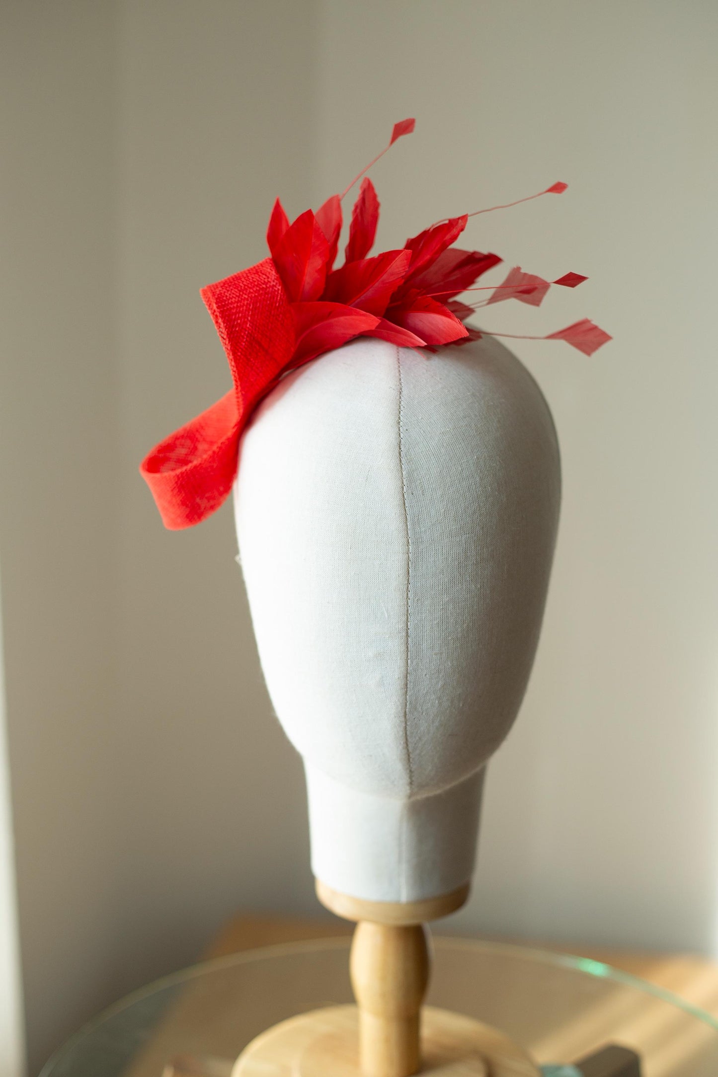 Mohnroter Fascinator mit Federn, elegantes formelles Kopfstück für Weihnachtsfeiern, Hochzeiten, besondere Anlässe oder als Haar-Accessoire für formelle Veranstaltungen