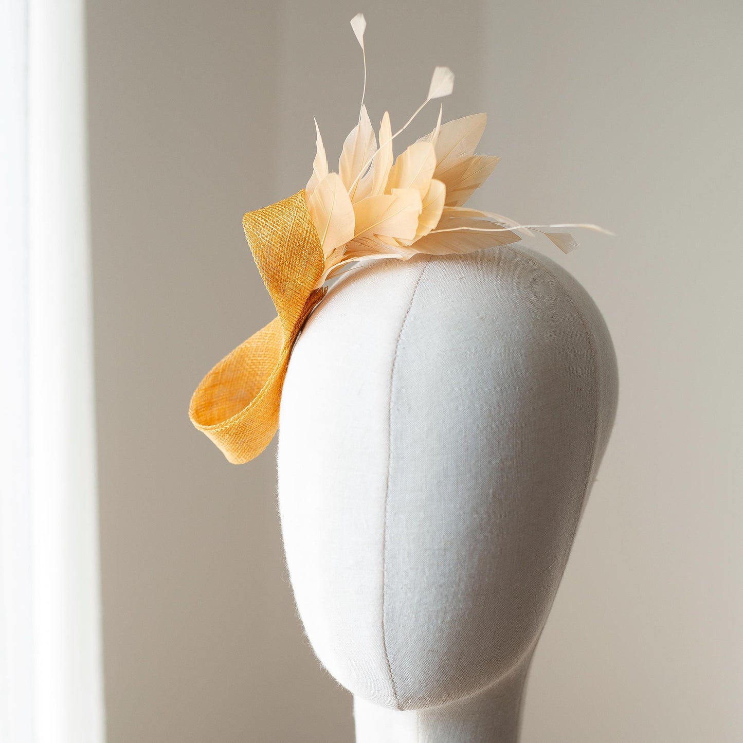 Blasspfirsichfarbene Federn auf ockerfarbenem Fascinator, Hochzeitsfedern-Kopfschmuck für formelle Anlässe, Brautjungfern-Kopfschmuck in Pfirsich und Ocker