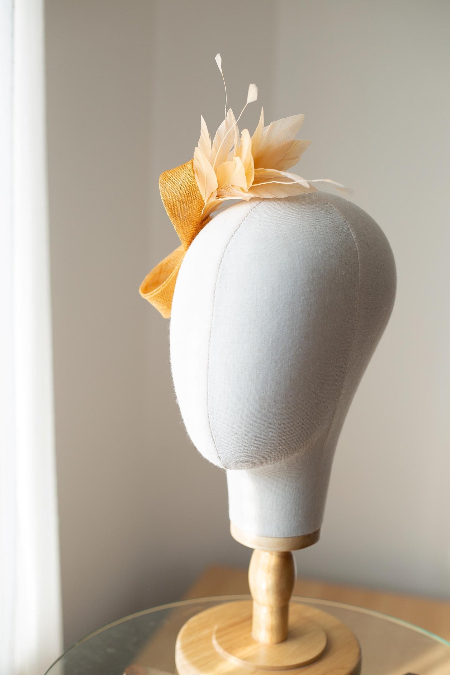 Blasspfirsichfarbene Federn auf ockerfarbenem Fascinator, Hochzeitsfedern-Kopfschmuck für formelle Anlässe, Brautjungfern-Kopfschmuck in Pfirsich und Ocker