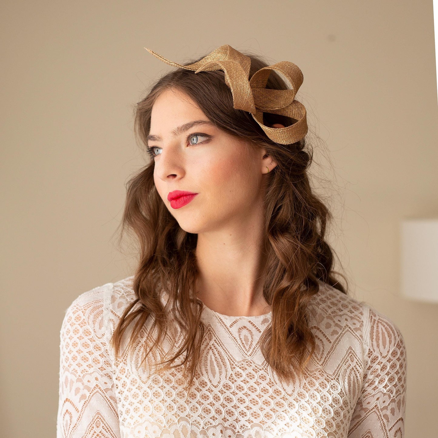 Goldener Fascinator mit Schleife für die Braut, goldener Fascinator für Hochzeitsgäste, Fascinator mit Wirbelmuster für Frauen, elegantes Kopfschmuck-Geschenk für die Brautmutter