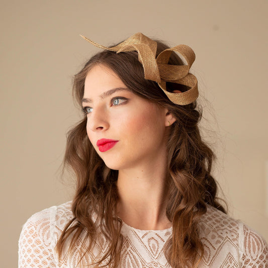 Goldener Fascinator mit Schleife für die Braut, goldener Fascinator für Hochzeitsgäste, Fascinator mit Wirbelmuster für Frauen, elegantes Kopfschmuck-Geschenk für die Brautmutter