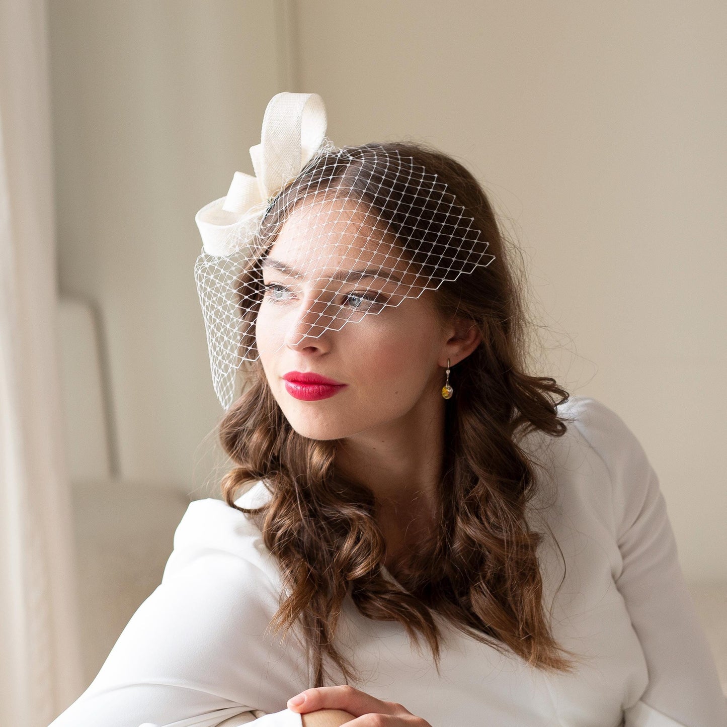 Dezenter Braut-Fascinator mit Vogelkäfigschleier, minimalistisches formelles Kopfstück mit Vogelkäfig, weißer Fascinator-Netzschleier für Hochzeitsanlässe