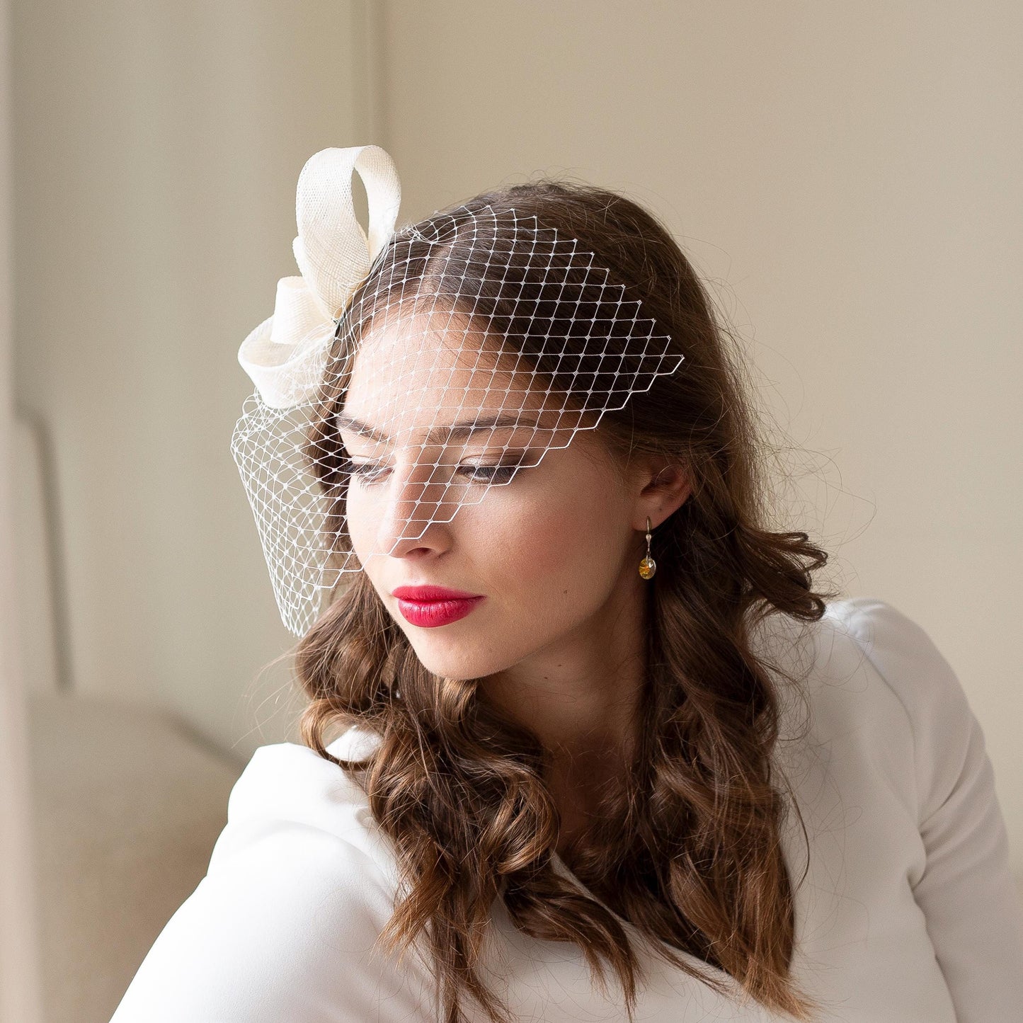 Dezenter Braut-Fascinator mit Vogelkäfigschleier, minimalistisches formelles Kopfstück mit Vogelkäfig, weißer Fascinator-Netzschleier für Hochzeitsanlässe