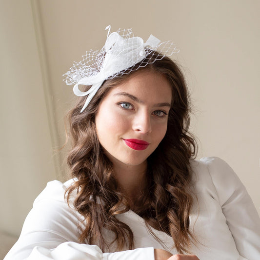 Braut-Fascinator mit Schleife und zartem Netz-Akzent, weißes Feder-Hochzeits-Kopfstück, formeller Fascinator für Hochzeitsgäste