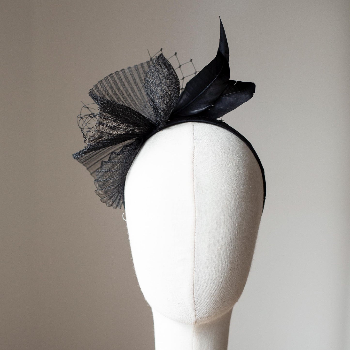 Schwarzer Federfascinator mit Millinery Crinoline, Partyfedern Stirnband, Hochzeitsgast Kopfschmuck in Schwarz, bequemes elegantes Stirnband