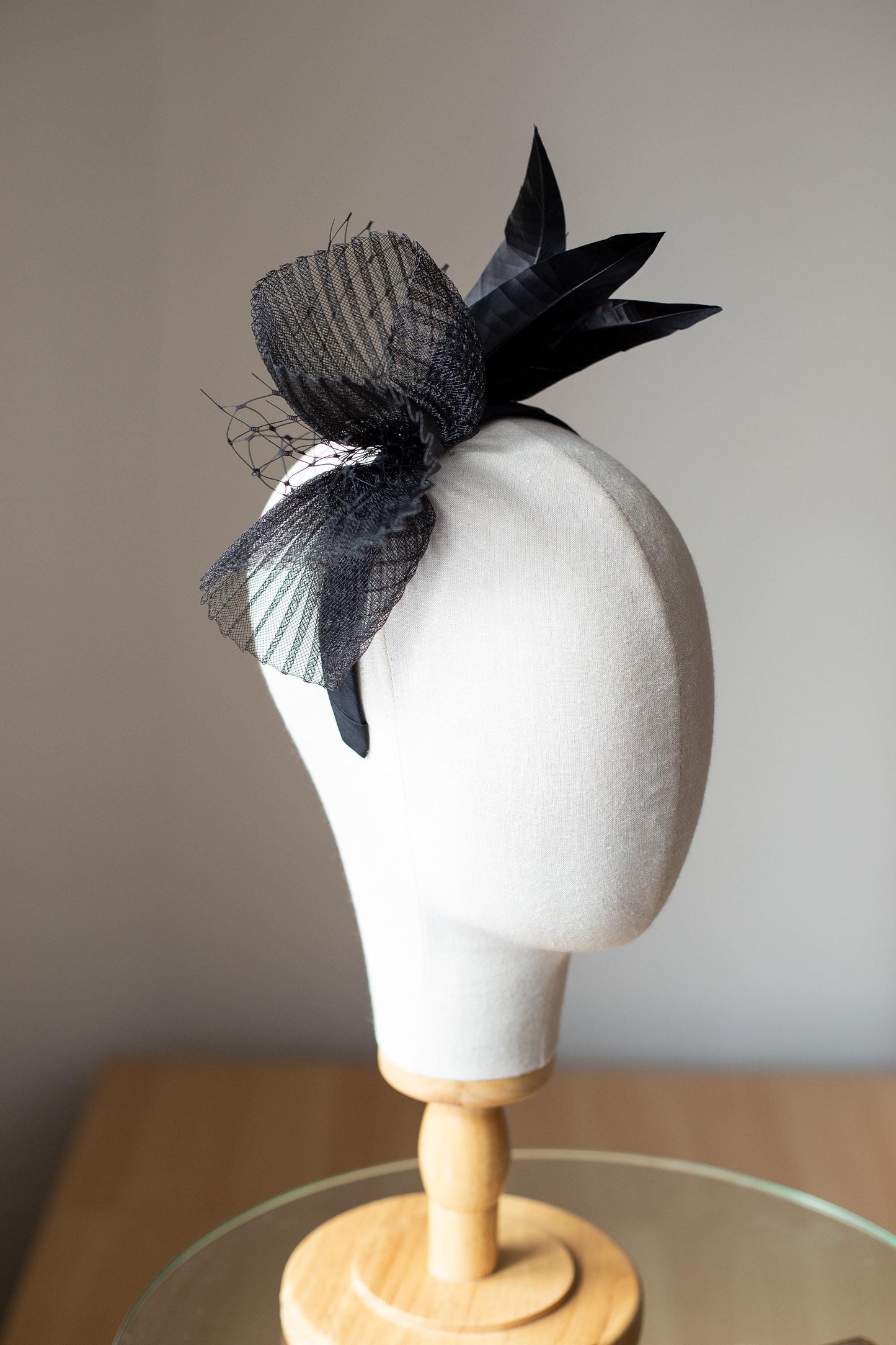 Schwarzer Federfascinator mit Millinery Crinoline, Partyfedern Stirnband, Hochzeitsgast Kopfschmuck in Schwarz, bequemes elegantes Stirnband