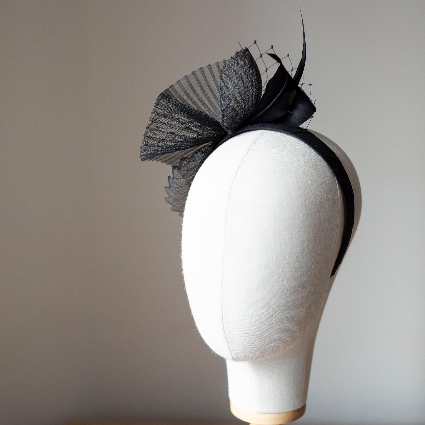 Schwarzer Federfascinator mit Millinery Crinoline, Partyfedern Stirnband, Hochzeitsgast Kopfschmuck in Schwarz, bequemes elegantes Stirnband