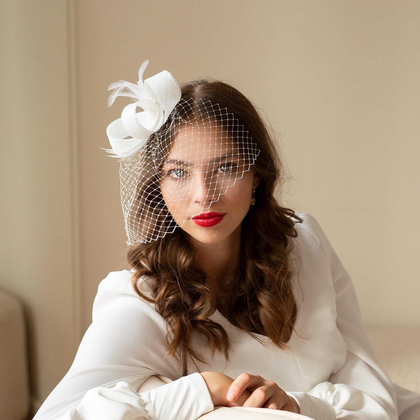 Elegant wedding feather fascinator with birdcage veil, White feather headpiece, modern millinery wedding fascinator