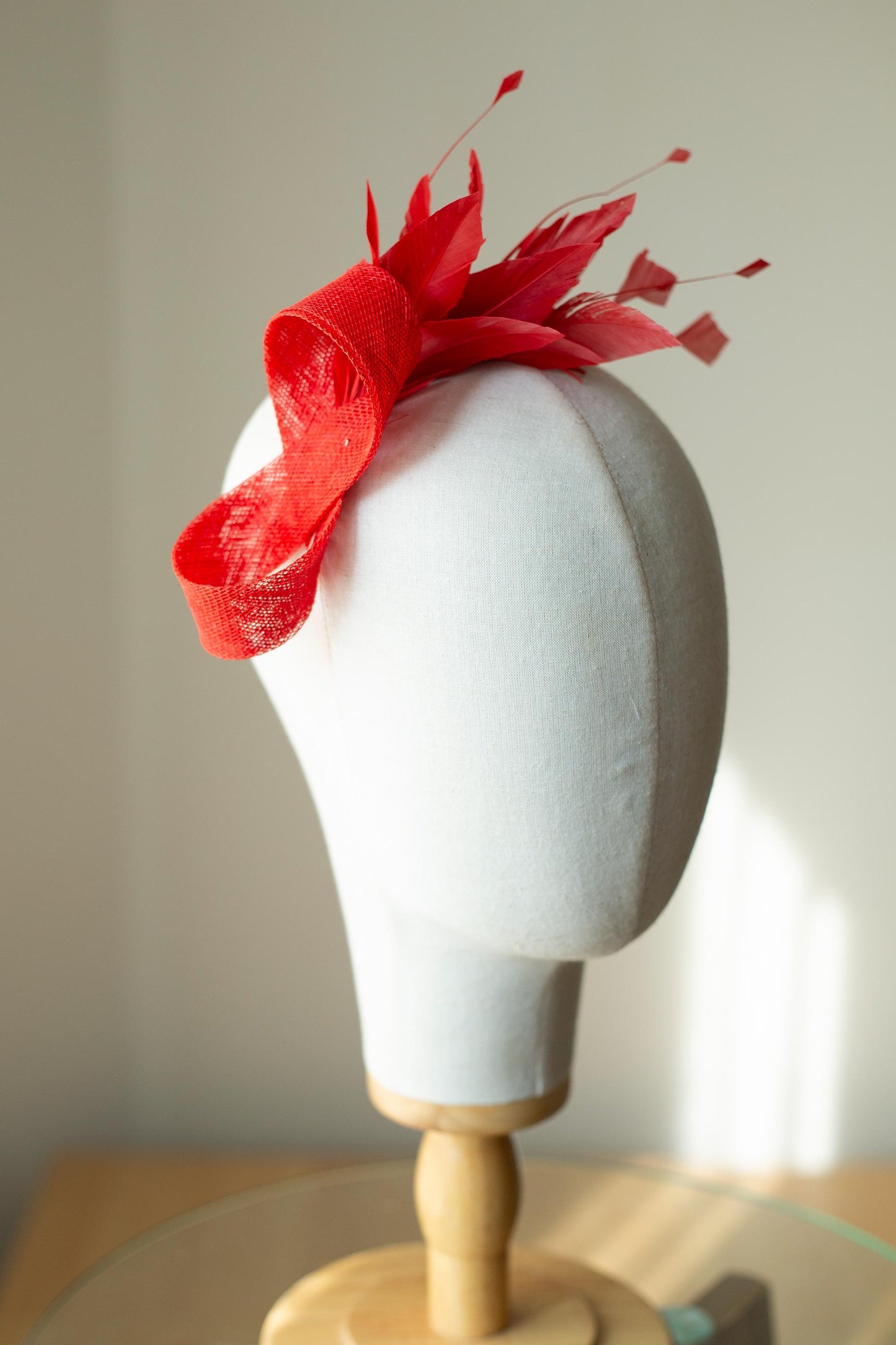 Mohnroter Fascinator mit Federn, elegantes formelles Kopfstück für Weihnachtsfeiern, Hochzeiten, besondere Anlässe oder als Haar-Accessoire für formelle Veranstaltungen