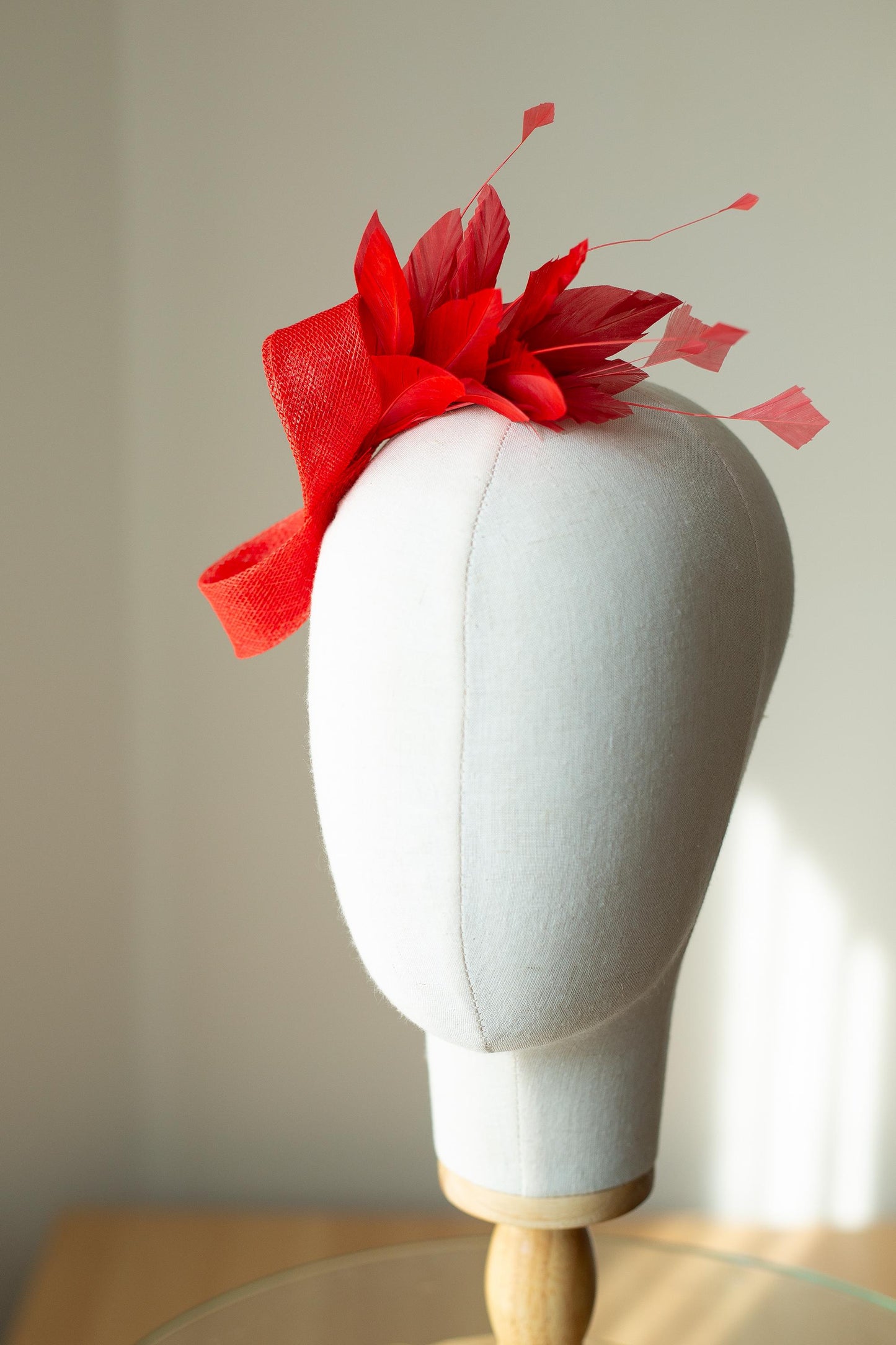 Mohnroter Fascinator mit Federn, elegantes formelles Kopfstück für Weihnachtsfeiern, Hochzeiten, besondere Anlässe oder als Haar-Accessoire für formelle Veranstaltungen